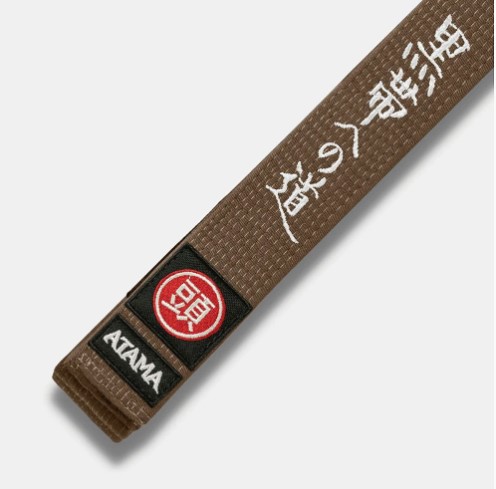 Faixa Premium ATAMA Bordada – Marrom - Image 3